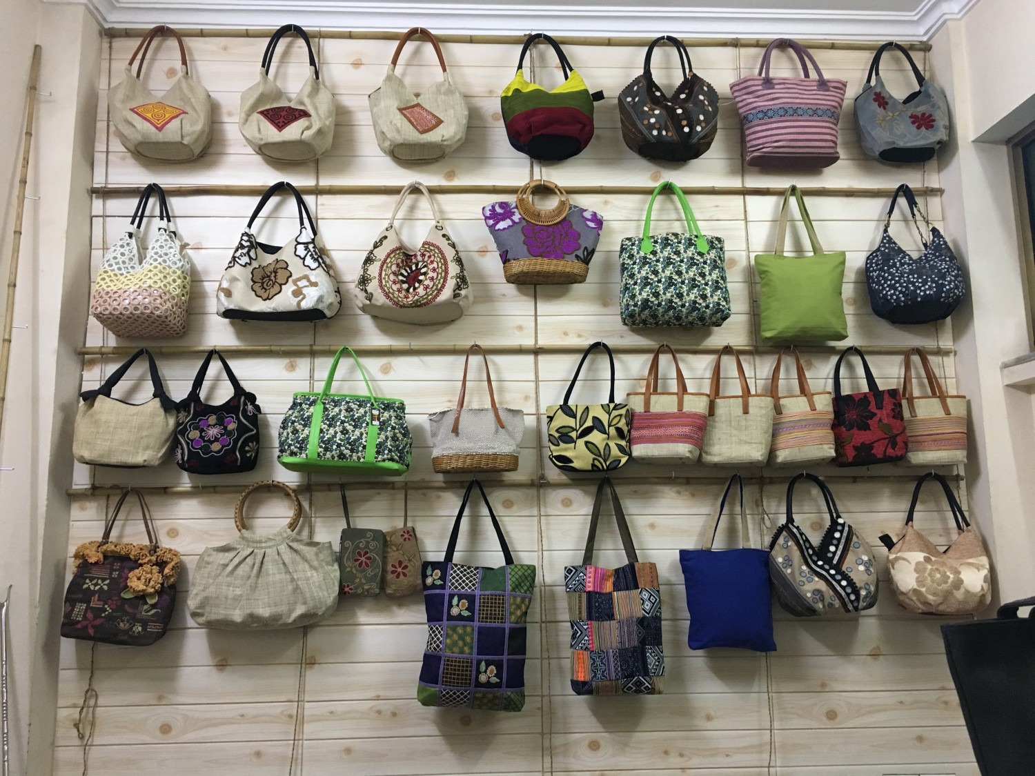 Top 5 Local Brands of Popular Handbags in Vietnam